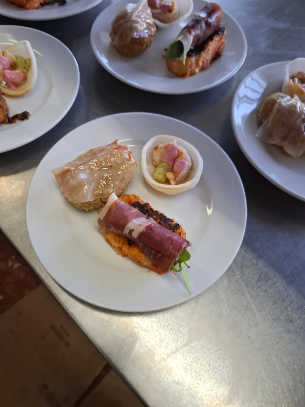 Entremeses del menú de celebración: jamón ibérico, croqueta casera y pan de gambas