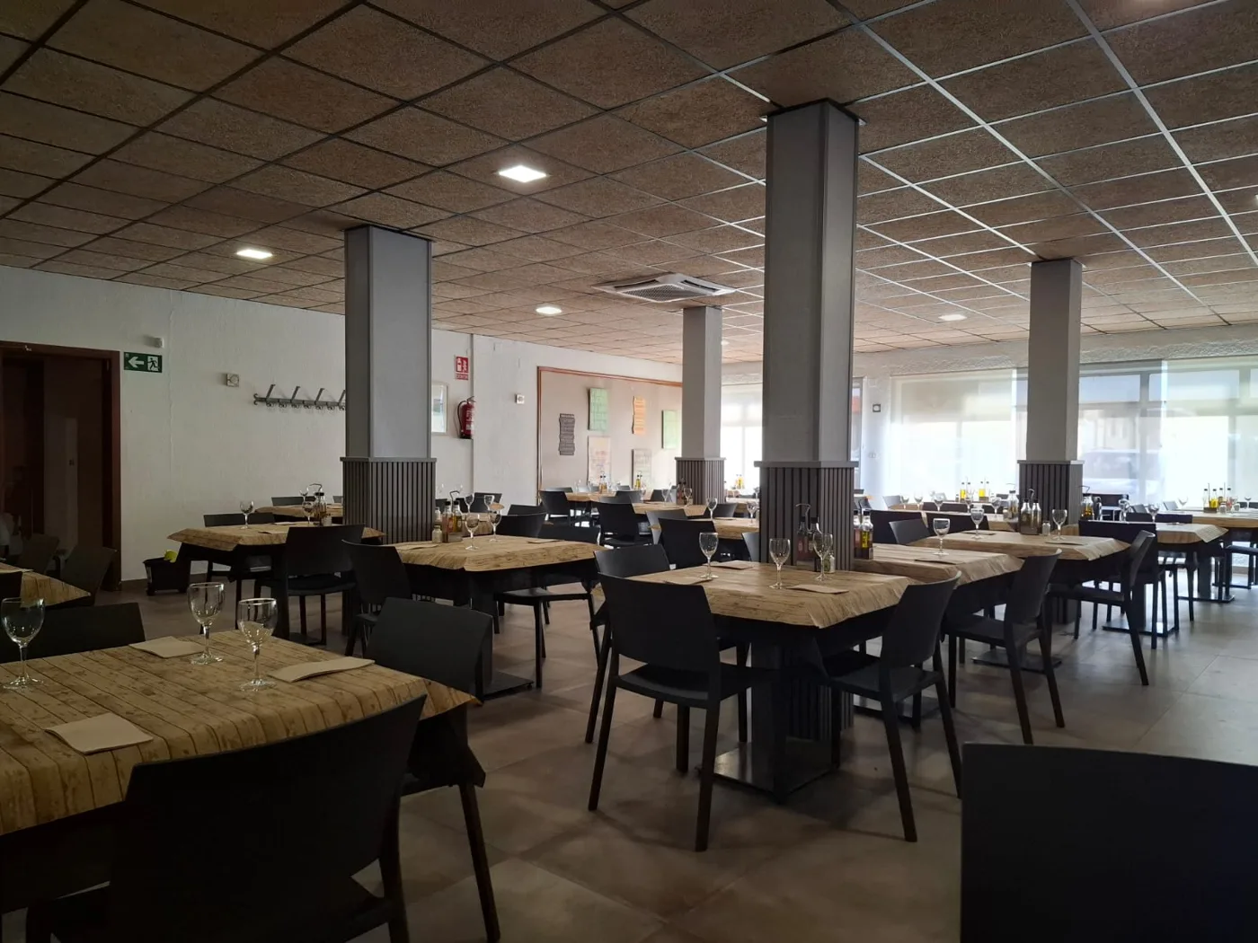 Vista amplia del comedor del Restaurante Elena