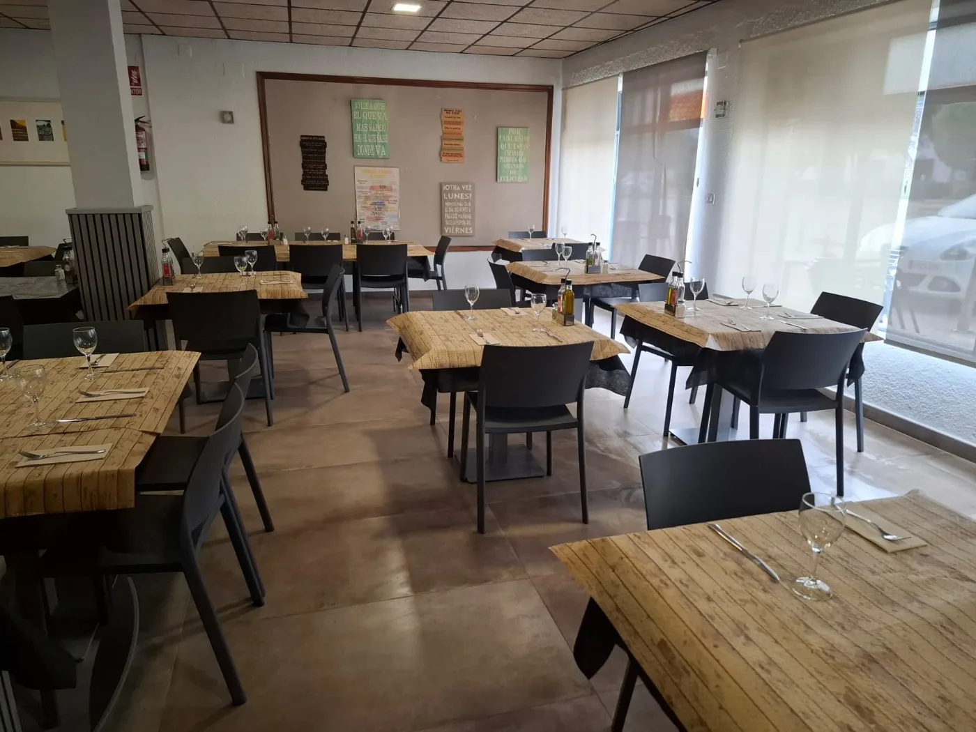Mesas del Restaurante Elena junto a los ventanales