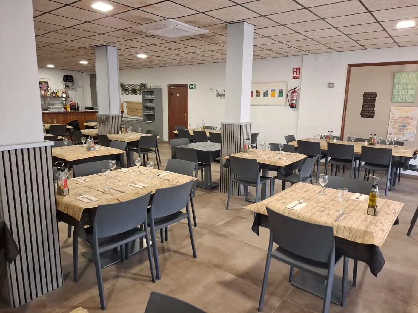 Comedor del Restaurante Elena con las mesas preparadas para el menú del día