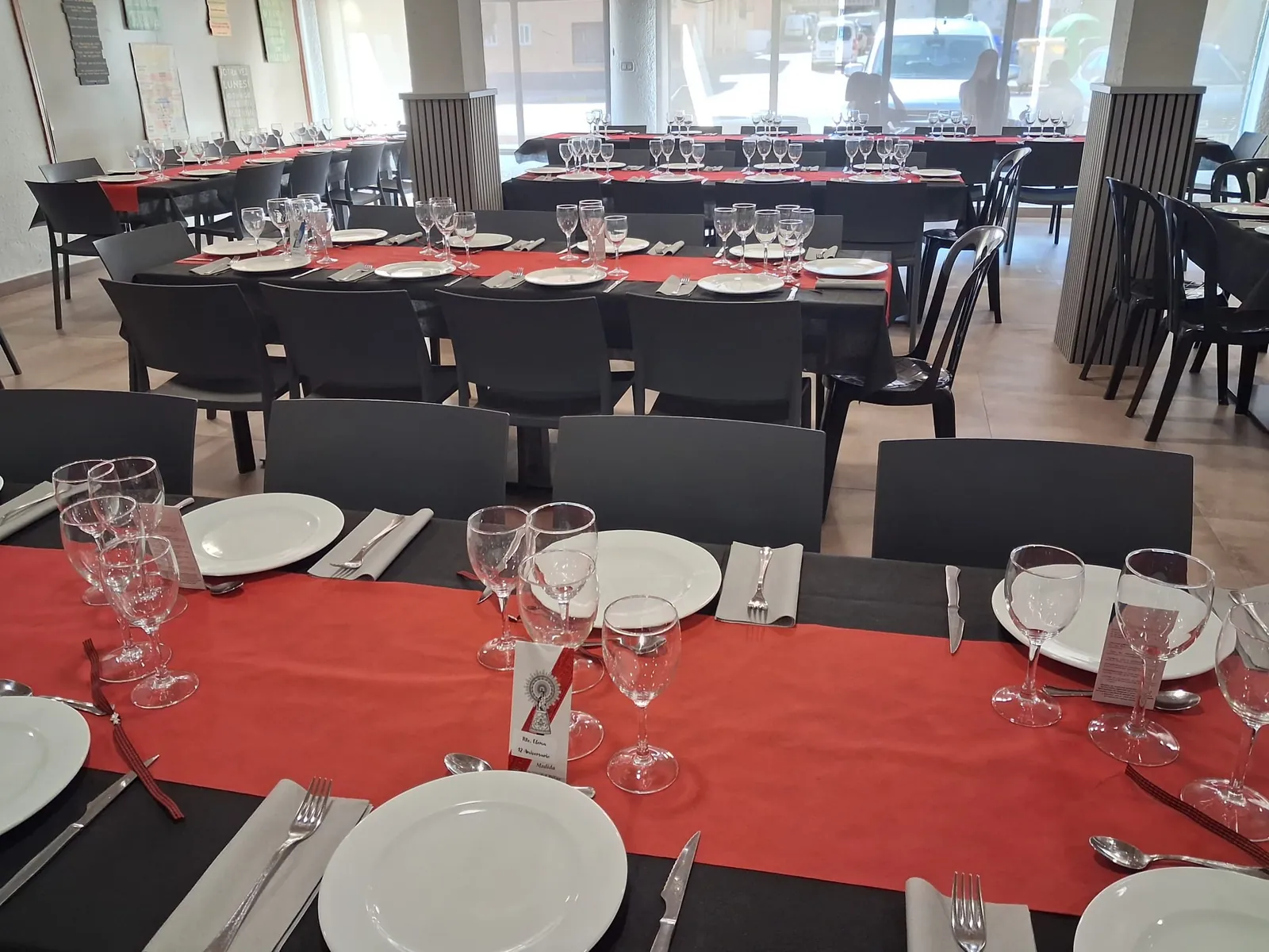 Mesas del Restaurante Elena preparadas para la comida de su 12.º aniversario