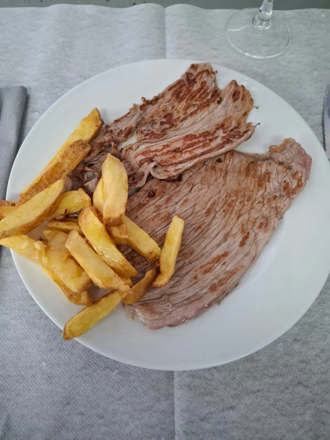 Filete de ternera a la plancha con patatas