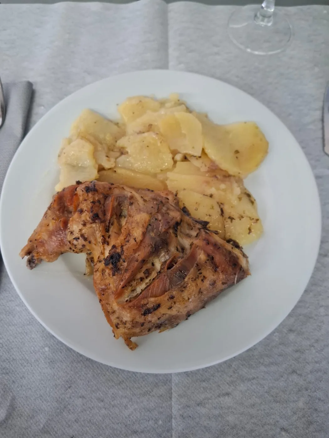 Pollo asado con patatas panaderas del Restaurante Elena