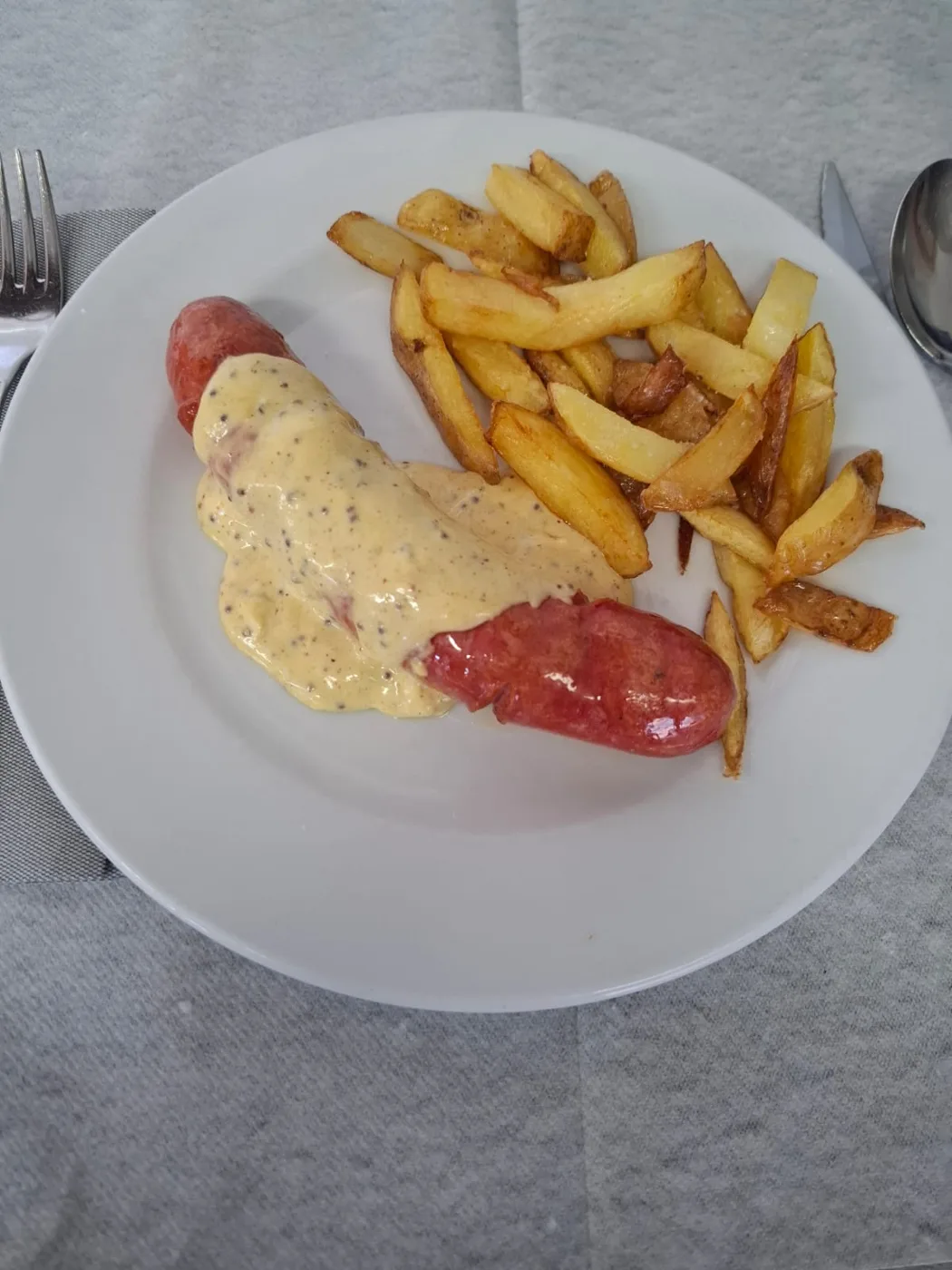 Salchicha con salsa de mostaza casera y patatas naturales