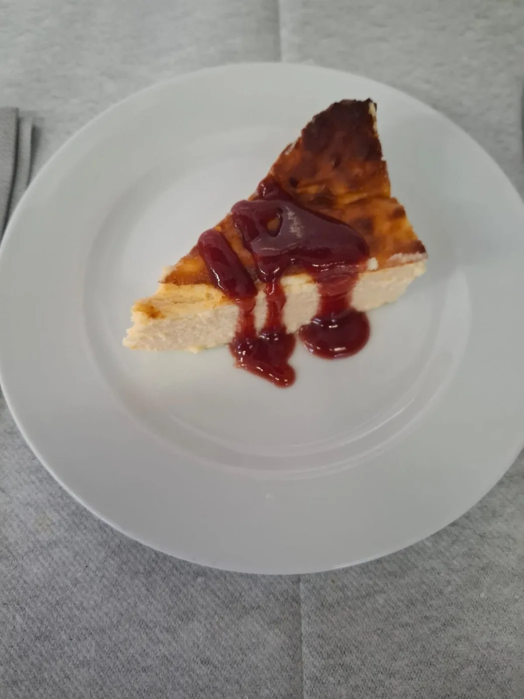 Tarta de queso casera con salsa de fresas
