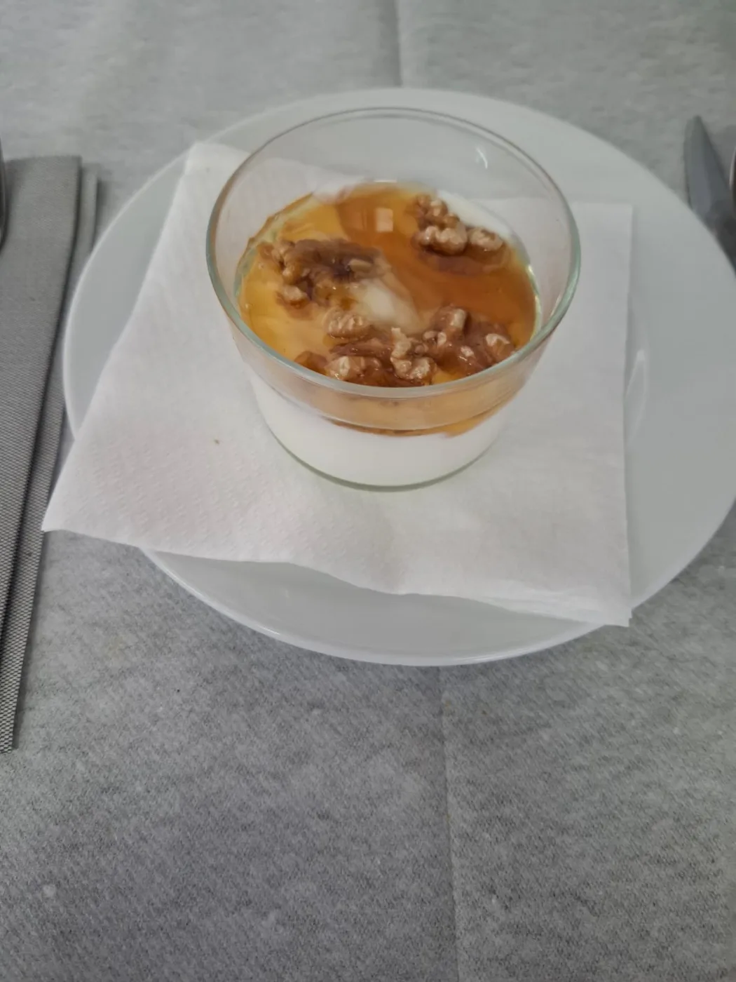 Yogur griego con nueces y miel